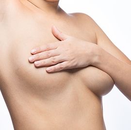 Frau verdeckt Ihre Brüste